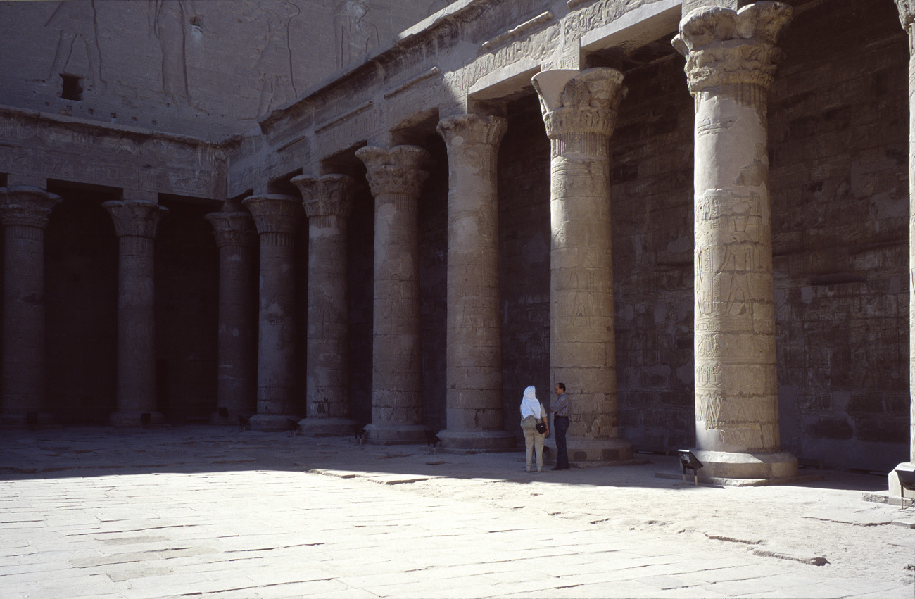 egyp05_29 edfou colonnes.jpg - Edfou temple d'Horus colonnes de la première cour PROVIA 100 F